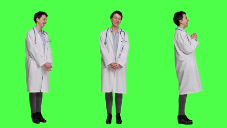 Porträt-Eines-Allgemeinarztes,-Der-Vor-Einem-Greenscreen-über-Etwas-Lacht